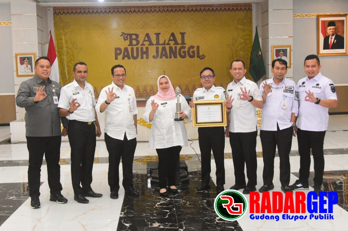 Bupati Bengkalis Terima Penghargaan Kategori Pembangunan Terbaik I Tingkat Provinsi Riau